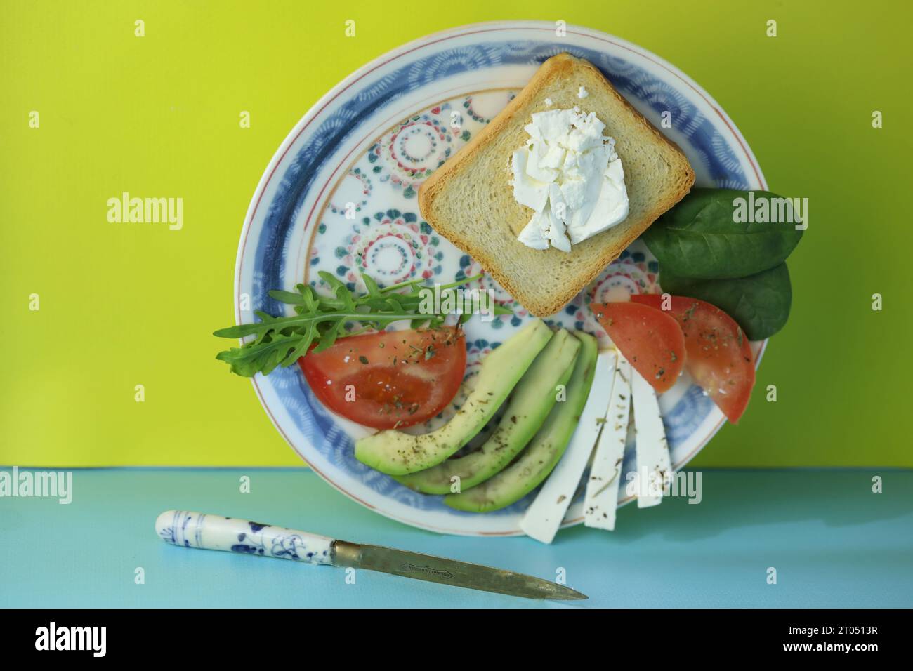Brindisi dietetici con formaggio, insalata, avocado e pomodoro. Cibo biologico sano Foto Stock
