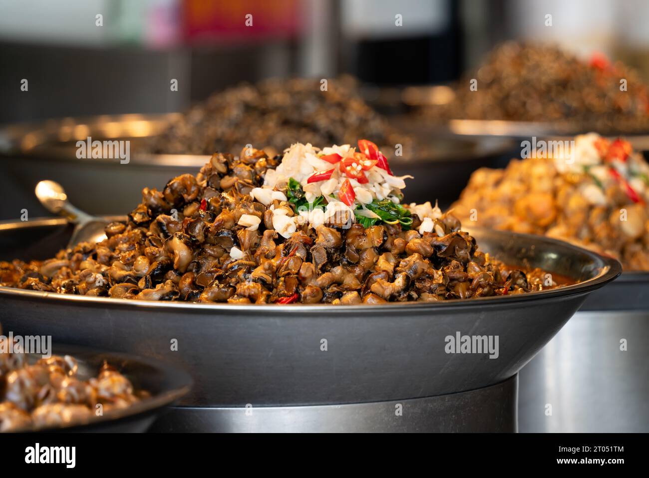 Carne di lumaca speziata fritta in padella, delizioso cibo di strada tradizionale a Taiwan. Foto Stock