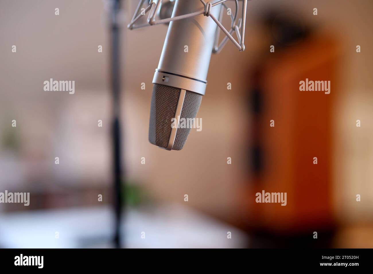 Mikrofon der firma Neumann, U87 ai Studio Set Nickel Symbolbild Musik, Mikrofon, AM 03.10.2023 a Siegen/Deutschland. *** Neumann Company Microphone, U87 ai studio set nickel symbol picture Music, Microphone, on 03 10 2023 a Siegen Germania credito: Imago/Alamy Live News Foto Stock