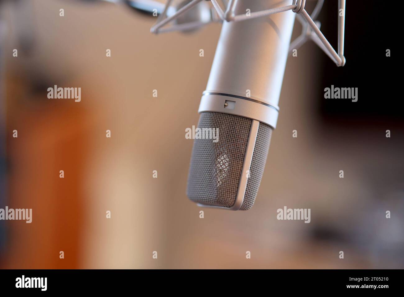 Mikrofon der firma Neumann, U87 ai Studio Set Nickel Symbolbild Musik, Mikrofon, AM 03.10.2023 a Siegen/Deutschland. *** Neumann Company Microphone, U87 ai studio set nickel symbol picture Music, Microphone, on 03 10 2023 a Siegen Germania credito: Imago/Alamy Live News Foto Stock