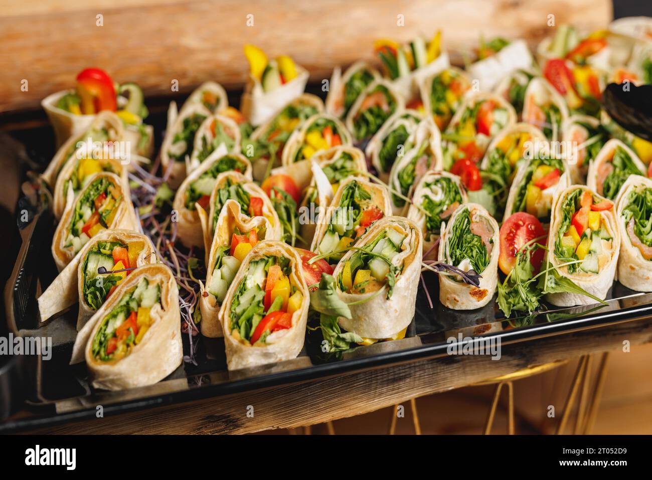Set di snack con involtini di verdure all'evento nuziale Foto Stock