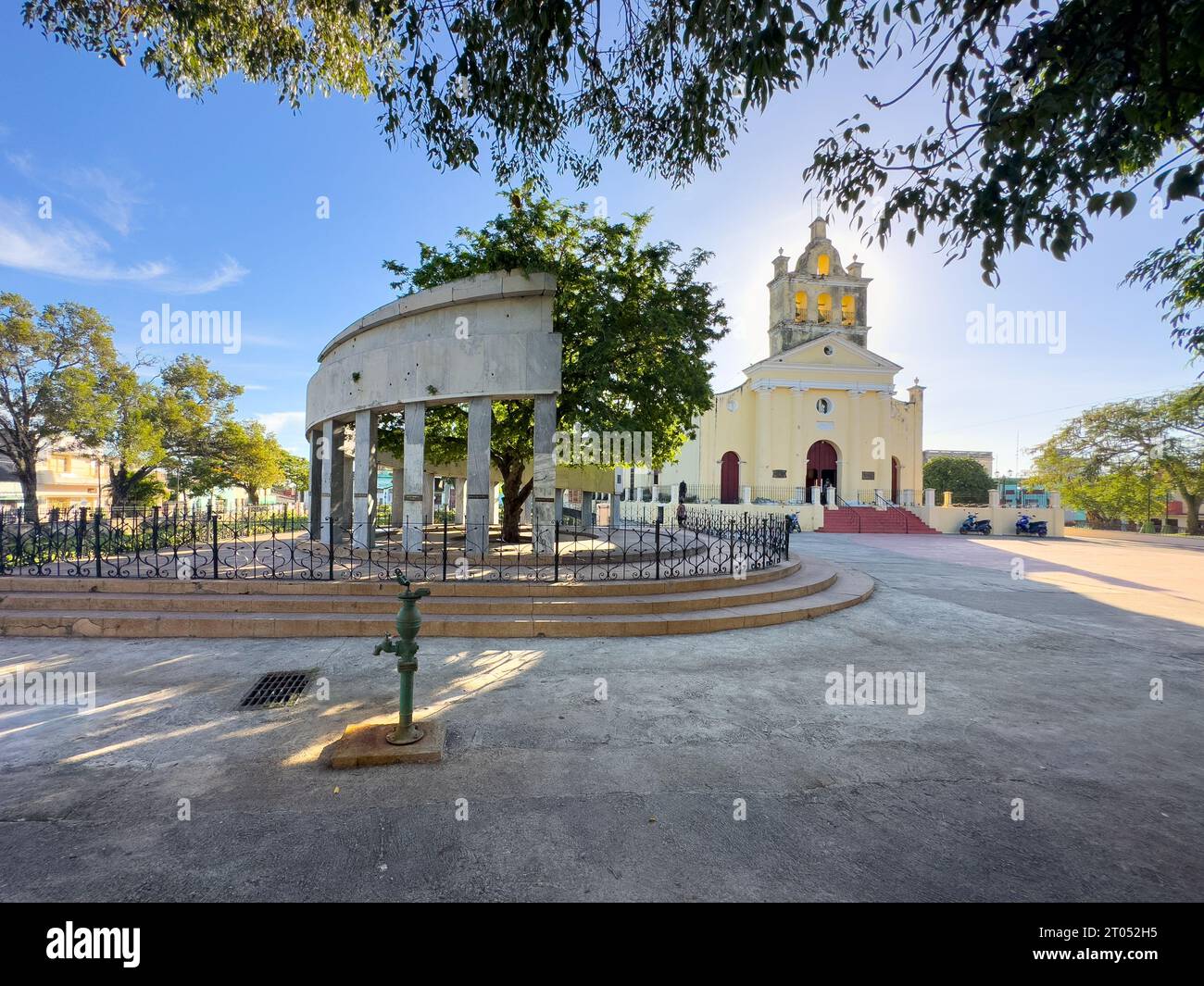 Parco o piazza El Carmen. Il monumento in marmo del colonnato segna il luogo di fondazione della città. La chiesa cattolica coloniale di El Carmen sullo sfondo Foto Stock