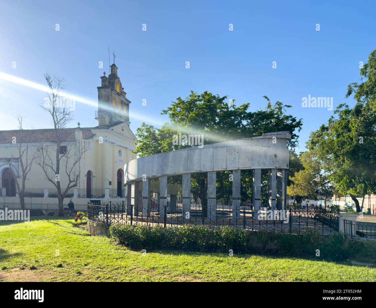 Parco o piazza El Carmen. Il monumento in marmo del colonnato segna il luogo di fondazione della città. La chiesa cattolica coloniale di El Carmen sullo sfondo Foto Stock