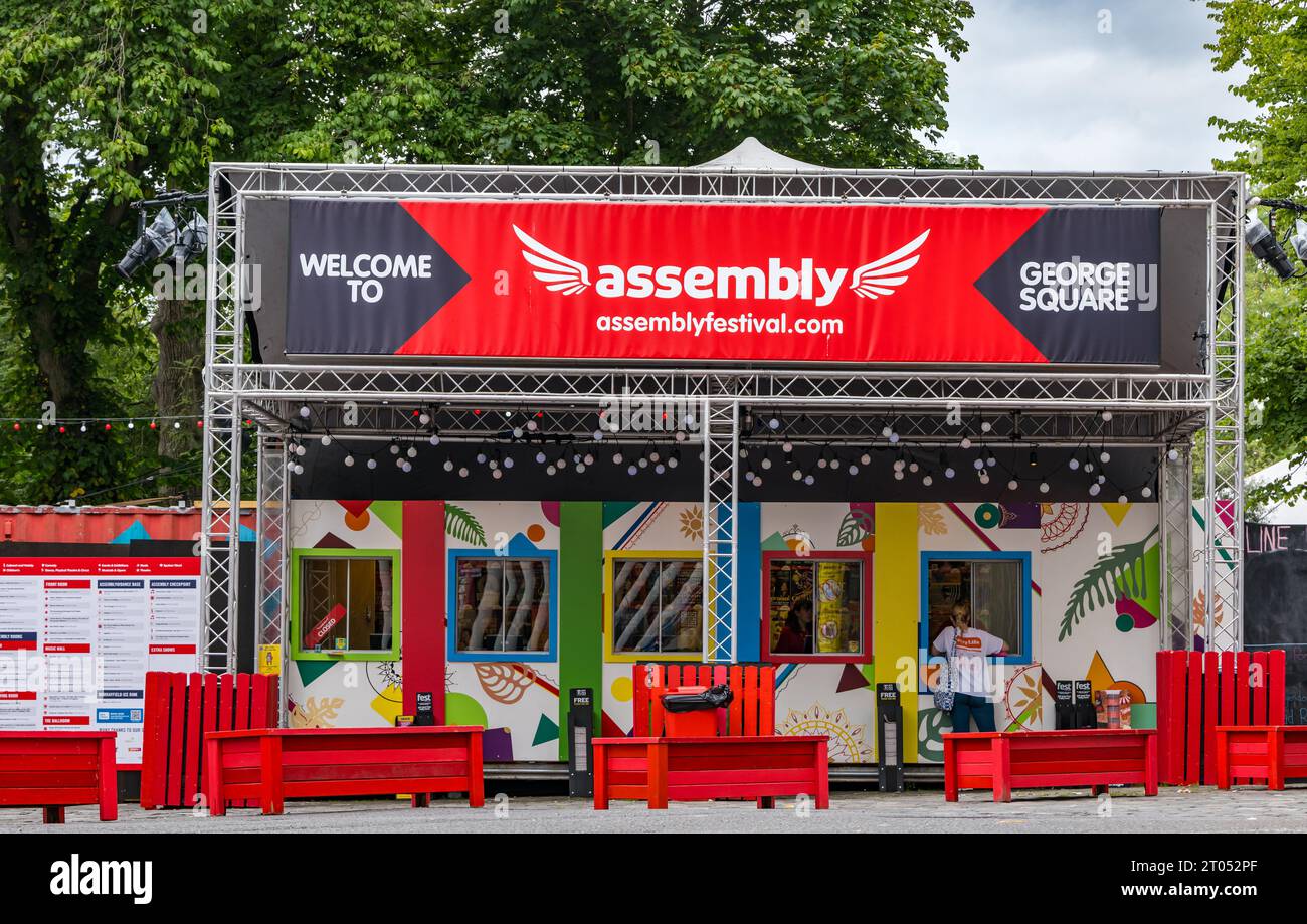 Assemblaggio al botteghino di George Square durante il Festival Fringe di Edimburgo, Scozia, Regno Unito Foto Stock