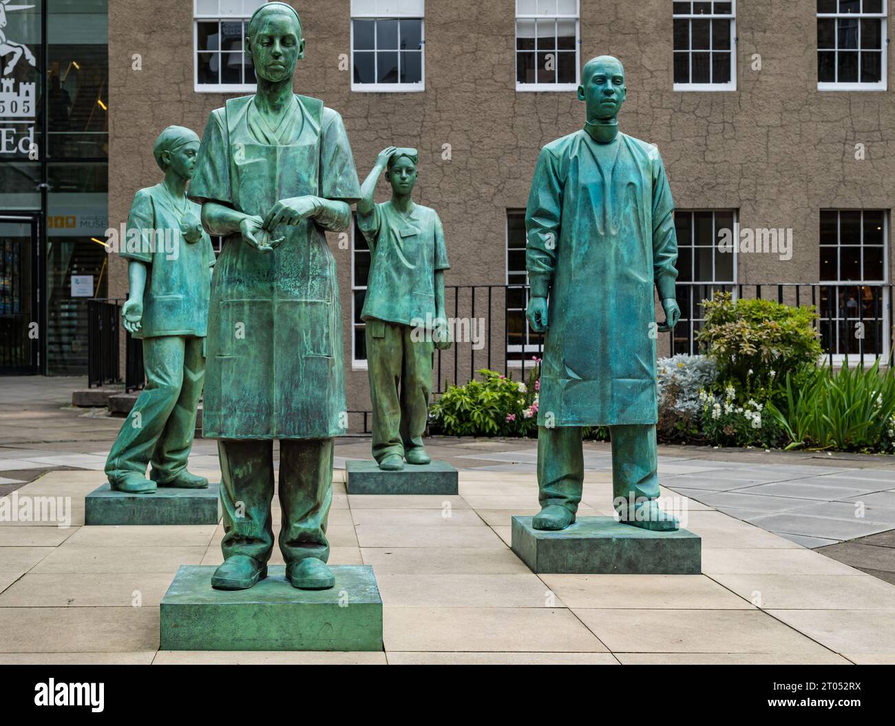 Statue commemorative in bronzo del personale medico e infermieristico NHS durante Covid-19 dello scultore Kenny Hunter, Royal College of Surgeons, Edimburgo, Scozia, Regno Unito Foto Stock