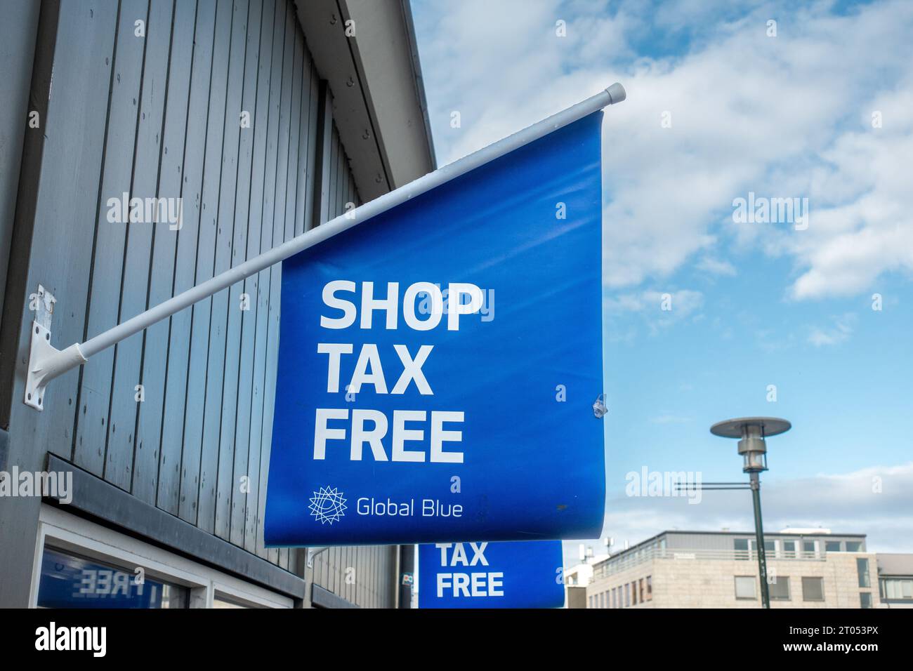 Fai acquisti con un cartello con la bandiera esente da tasse fuori Da Un negozio turistico a Reykjavik Iceland Global Blue Tourism Shopping Tax Refund Company Foto Stock