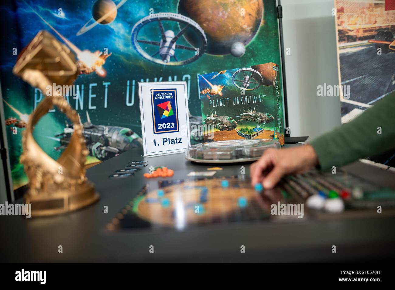 Essen, Germania. 4 ottobre 2023. Il gioco "Planet Unknown" sarà presentato  come il miglior gioco del 2023 al "Novelty Show" alla fiera internazionale  "Spiel'23". Un giorno prima dell'inizio ufficiale della fiera, si