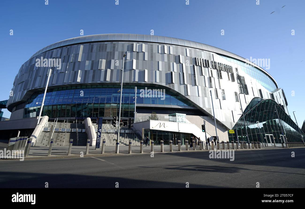 Foto del file datata 15-02-2023 di Una vista generale del Tottenham Hotspur Stadium di Londra. La casa dello Spurs è il più grande stadio per club di Londra, con una capacità di oltre 62.000. Inaugurato nell'aprile 2019, lo stadio include un campo retrattile con una superficie sintetica NFL sottostante. Data di emissione: Mercoledì 4 ottobre 2023. Foto Stock
