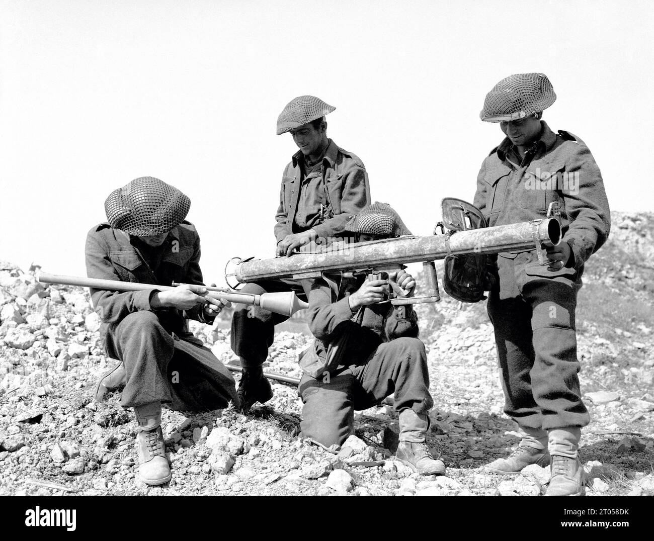 Le truppe canadesi che presero parte all'avanzata verso Falaise nel settore di Caen, in Francia, l'11 agosto 1944, si avvicinarono a un Bazooka tedesco, lasciato indietro dai nazisti in ritirata. (Foto AP) Foto Stock