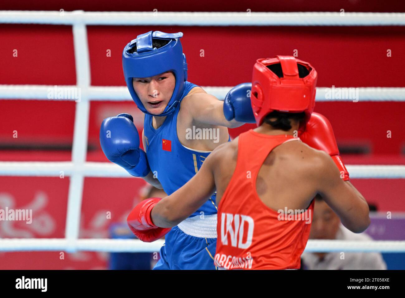 Hangzhou, provincia cinese di Zhejiang. 4 ottobre 2023. Li Qian (L) della Cina compete contro Lovlina Borgohain dell'India durante la finale femminile di pugilato 66-75Kg ai 19esimi Giochi asiatici di Hangzhou, nella provincia dello Zhejiang, nella Cina orientale, 4 ottobre 2023. Crediti: Zhan Yan/Xinhua/Alamy Live News Foto Stock