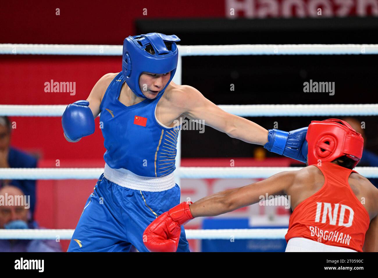 Hangzhou, provincia cinese di Zhejiang. 4 ottobre 2023. Li Qian (L) della Cina compete contro Lovlina Borgohain dell'India durante la finale femminile di pugilato 66-75Kg ai 19esimi Giochi asiatici di Hangzhou, nella provincia dello Zhejiang, nella Cina orientale, 4 ottobre 2023. Crediti: Zhan Yan/Xinhua/Alamy Live News Foto Stock