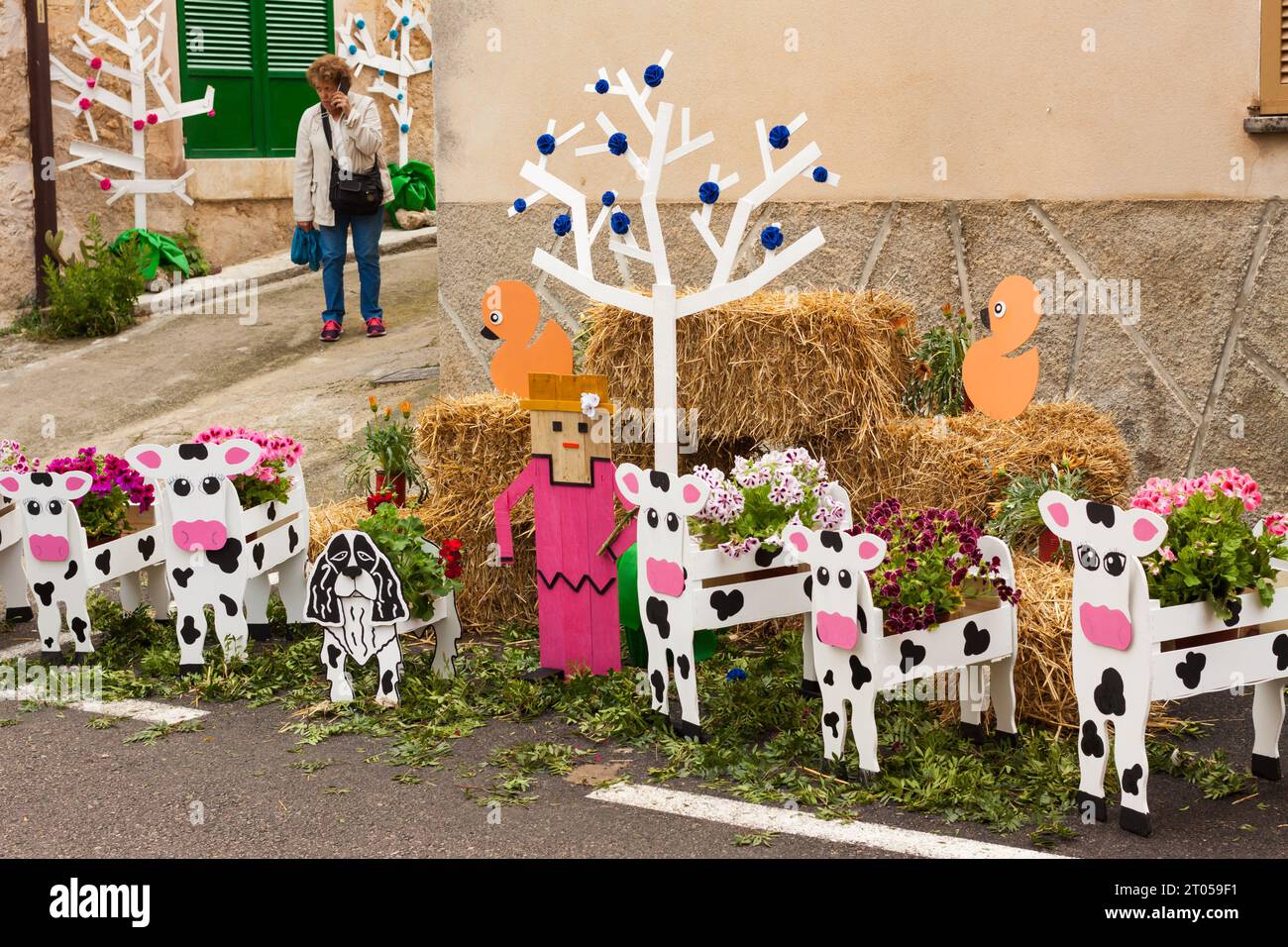 COSTITX, MAIORCA, SPAGNA - 1 MAGGIO 2018: Composizione di un pastore con le sue mucche e il suo cane, decorato con fiori e fianchi, su "Costitx en Flor" (Cos Foto Stock
