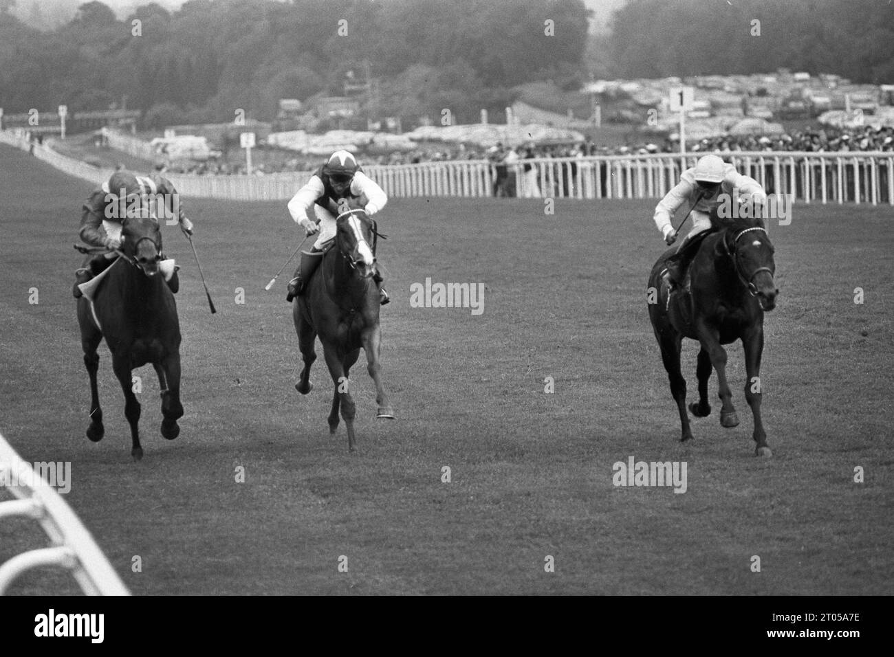 Foto del file datata 18-06-1985 delle fasi finali delle Stakes del Principe di Galles a Royal Ascot vede l'eventuale vincitore Bob Back (r) con Brian Raymond davanti al secondo posto Pebbles (al centro), il monte di Steve Cauthen. Il leggendario jockey americano Steve Cauthen e i Pebbles allenati da Clive Brittain sono gli ultimi indotti nella Qipco British Champions Series Hall of Fame. Data di emissione: Mercoledì 4 ottobre 2023. Foto Stock