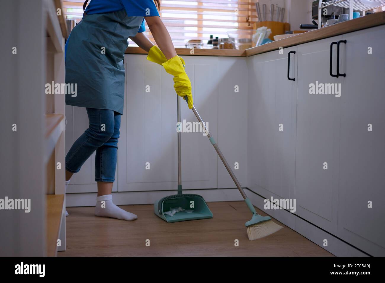 Il guardiano della casa ha una cucina pulita. Servizio di pulizia e concetto di mantenimento della casa. Foto Stock