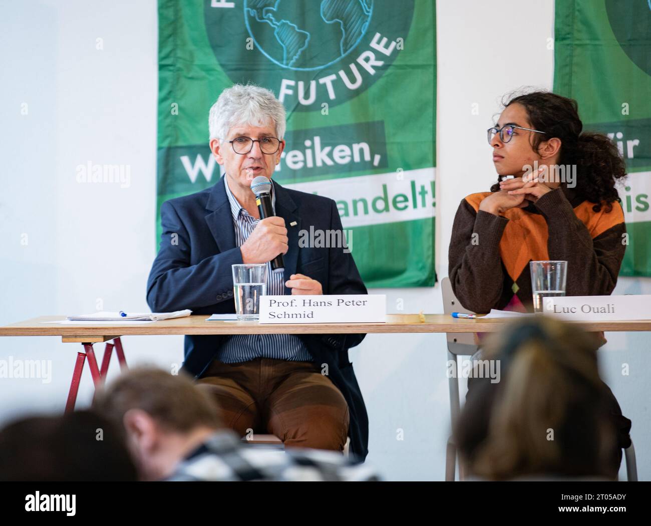 Prof. Hans-Peter Schmid (Institutsleiter Karlsruher Institut für Technologie - Campus Alpin), Luc Ouali (venerdì dello scettro per il futuro München) bei der Pressekonferenz am 4.10.2023 im Münchner Haus der Schüler*innen MHDS in München von Fridays for Future zur Demo am kommenden Freitag und der bevorstehenden Landtagswahl in Bayern zu den Themen: Ungebremste Klimakrise, Gefährdung demokratischer Grundrechte & Razzien gegen FFF bzw. Letzte Generation, Bayern vor der Landtagswahl. -- Prof. Hans-Peter Schmid (responsabile dell'Istituto Karlsruhe per la tecnologia - Campus Alpin), Luc Ouali (portavoce p. Foto Stock