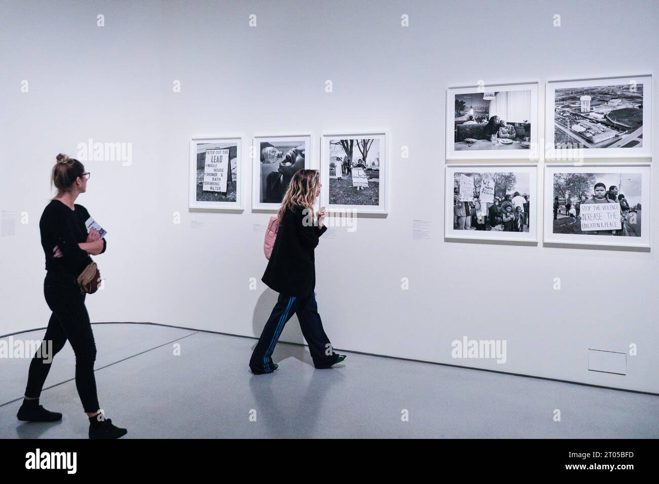 Londra, Regno Unito. 4 ottobre 2023. I visitatori guardano le immagini monocromatiche di LaToya Ruby Frazier, che, nel corso di 6 mesi nel 2016, si è immersa nella vita delle persone colpite dalla crisi idrica di Flint, Michigan. "RE/SISTERS: A Lens on Gender and Ecology" è una nuova mostra alla Barbican Art Gallery che riunisce il lavoro di quasi 50 artisti, analizzando il rapporto tra genere ed ecologia attraverso film, fotografia e installazione. La mostra si svolge fino al 14 gennaio 2024. Crediti: Imageplotter/Alamy Live News Foto Stock