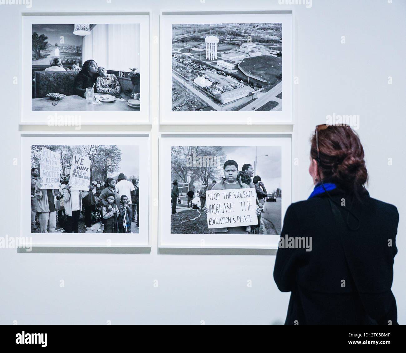 Londra, Regno Unito. 4 ottobre 2023. I visitatori guardano le immagini monocromatiche di LaToya Ruby Frazier, che, nel corso di 6 mesi nel 2016, si è immersa nella vita delle persone colpite dalla crisi idrica di Flint, Michigan. "RE/SISTERS: A Lens on Gender and Ecology" è una nuova mostra alla Barbican Art Gallery che riunisce il lavoro di quasi 50 artisti, analizzando il rapporto tra genere ed ecologia attraverso film, fotografia e installazione. La mostra si svolge fino al 14 gennaio 2024. Crediti: Imageplotter/Alamy Live News Foto Stock