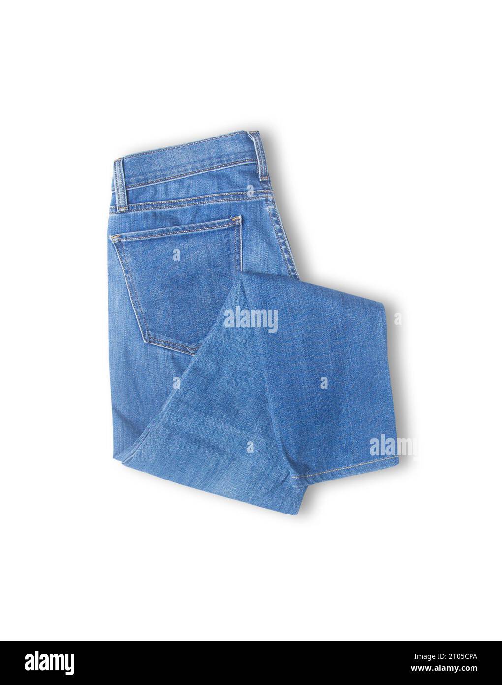 Texture denim in vista ravvicinata con spazio di copia isolato su sfondo bianco con tracciato di ritaglio. I jeans blu non presentano cuciture con macro per preimpostare circa c Foto Stock