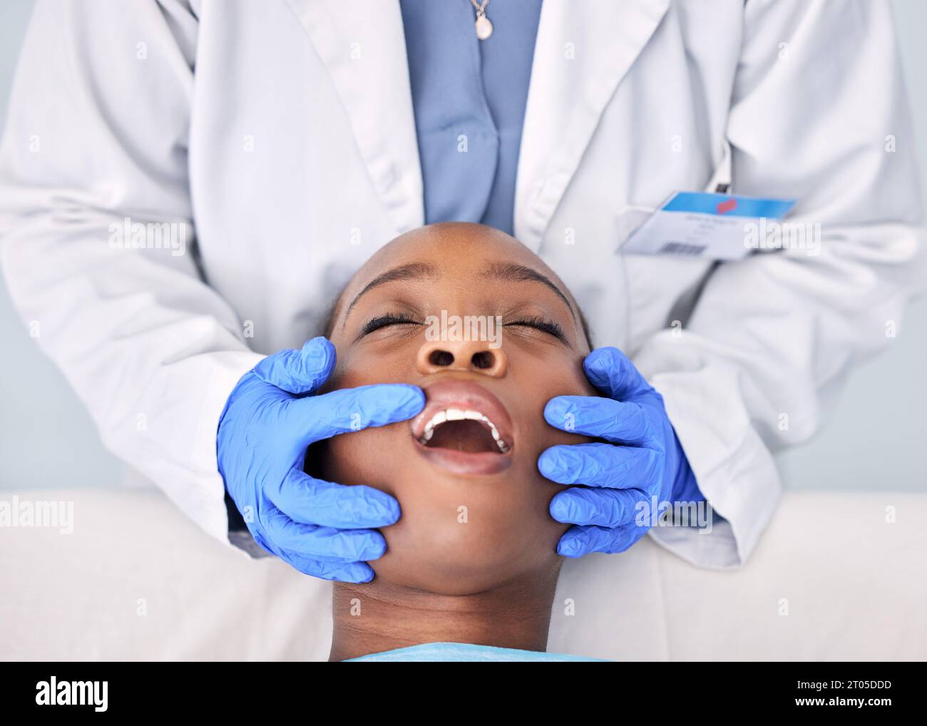 Controllo dentista denti, paziente e persone in clinica, consultazione e bocca con salute dentale e trattamento medico. Igiene orale, sanità e. Foto Stock