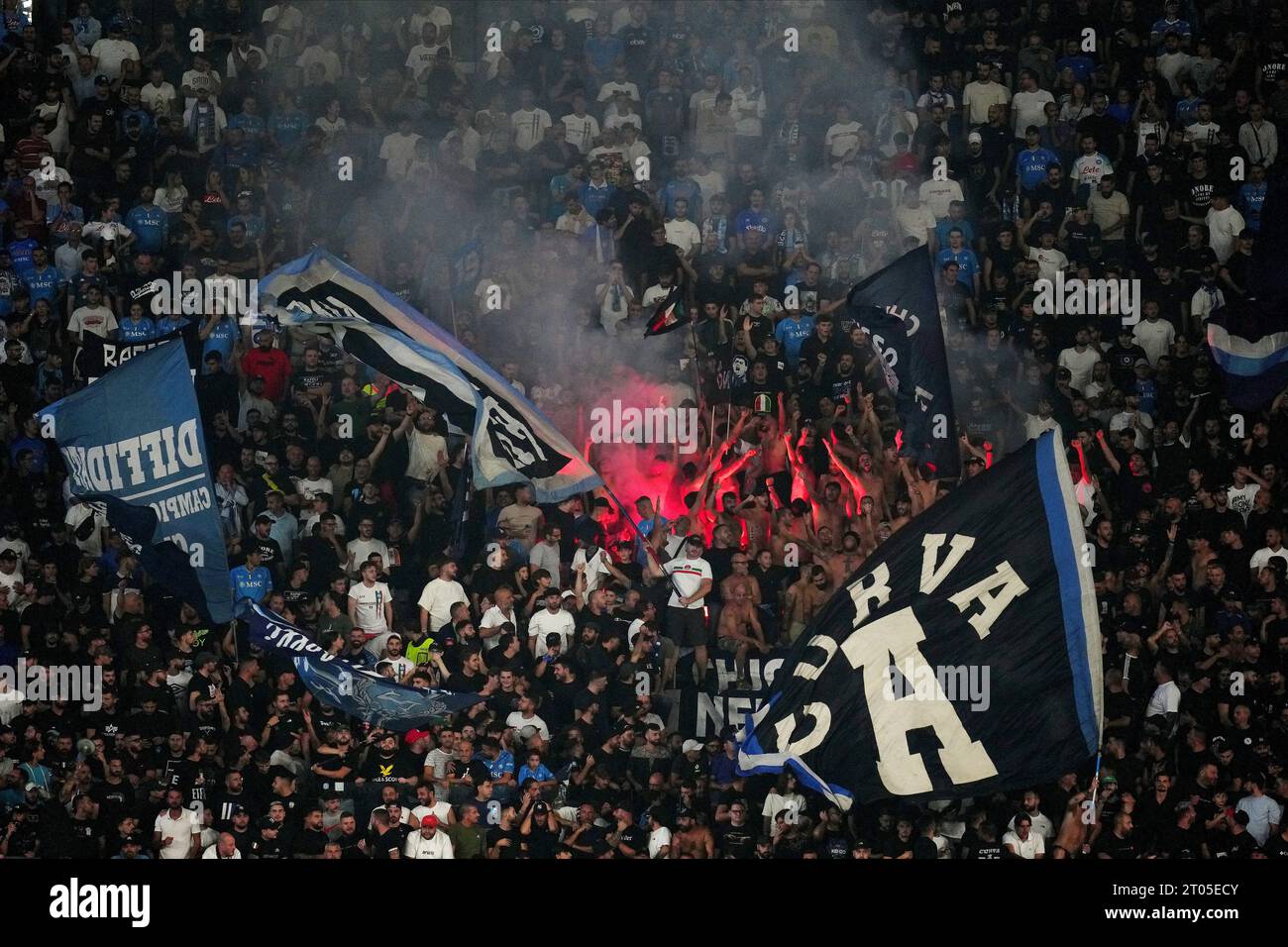 Napoli, Italia. 3 ottobre 2023. I tifosi dell'SSC Napoli in tribuna durante la partita di UEFA Champions League, gruppo C, tra SCC Napolli e Real Madrid, hanno giocato allo Stadio Diego Armando Maranoa il 3 ottobre 2023 a Napoli. (Foto di Bagu Blanco/PRESSINPHOTO) crediti: PRESSINPHOTO SPORTS AGENCY/Alamy Live News Foto Stock