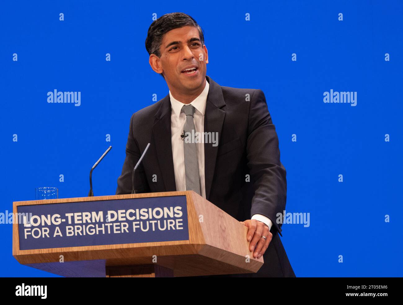 Manchester, Regno Unito. 4 ottobre 2023. Rishi Sunak il primo ministro britannico pronuncia il discorso finale della conferenza del partito conservatore del 2023. Penny Mordaunt e Johnny Mercer avevano entrambi tenuto discorsi prima. Il primo ministro ha camminato dal Midland Hotel al centro conferenze di Manchester dove ha tenuto il discorso presentato da sua moglie Akshata Murthy. Manchester Regno Unito. Crediti: GaryRobertsphotography/Alamy Live News Foto Stock