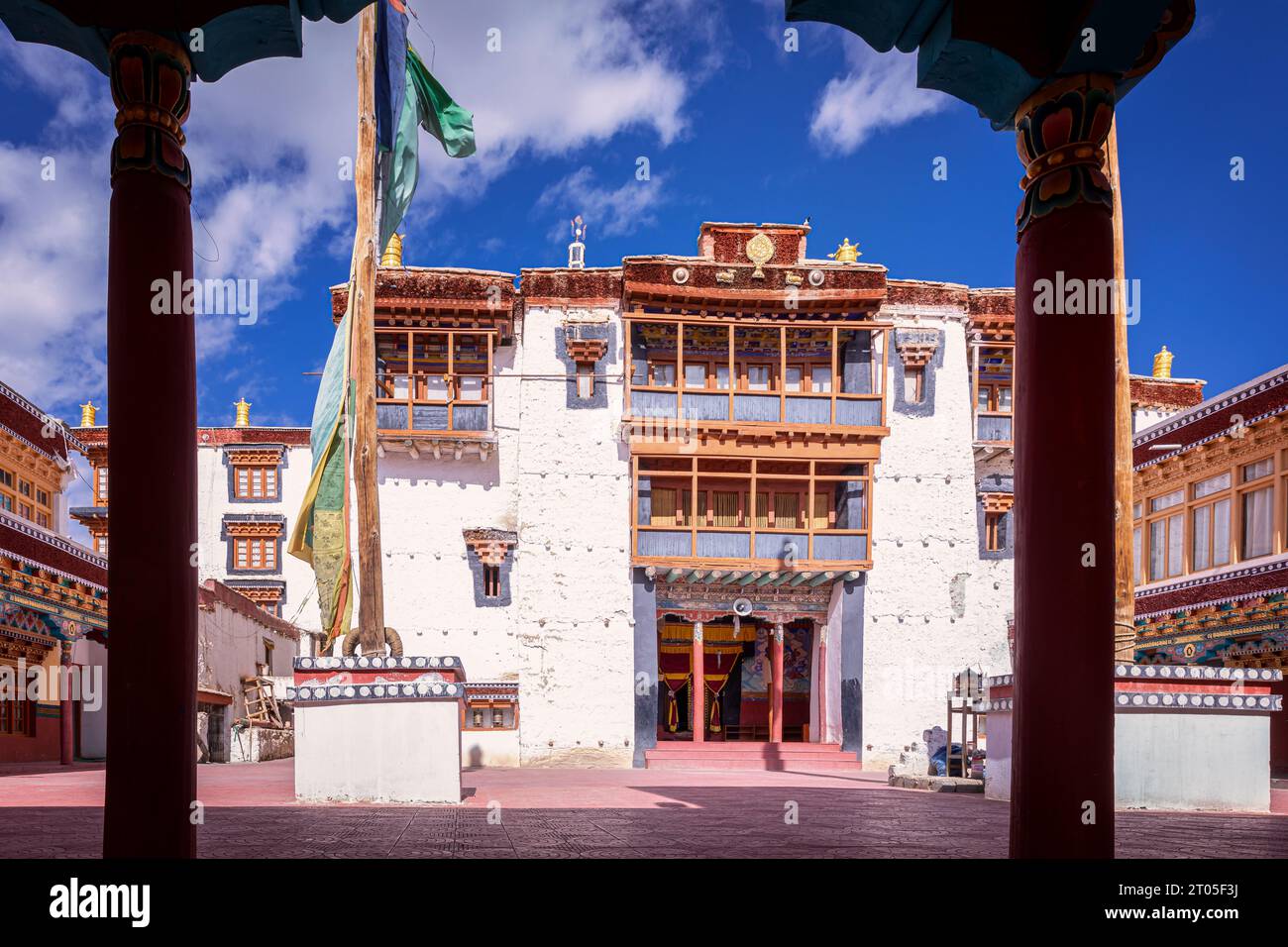 Cortile di Chemrey Gompa (monastero), Ladakh, India Foto Stock