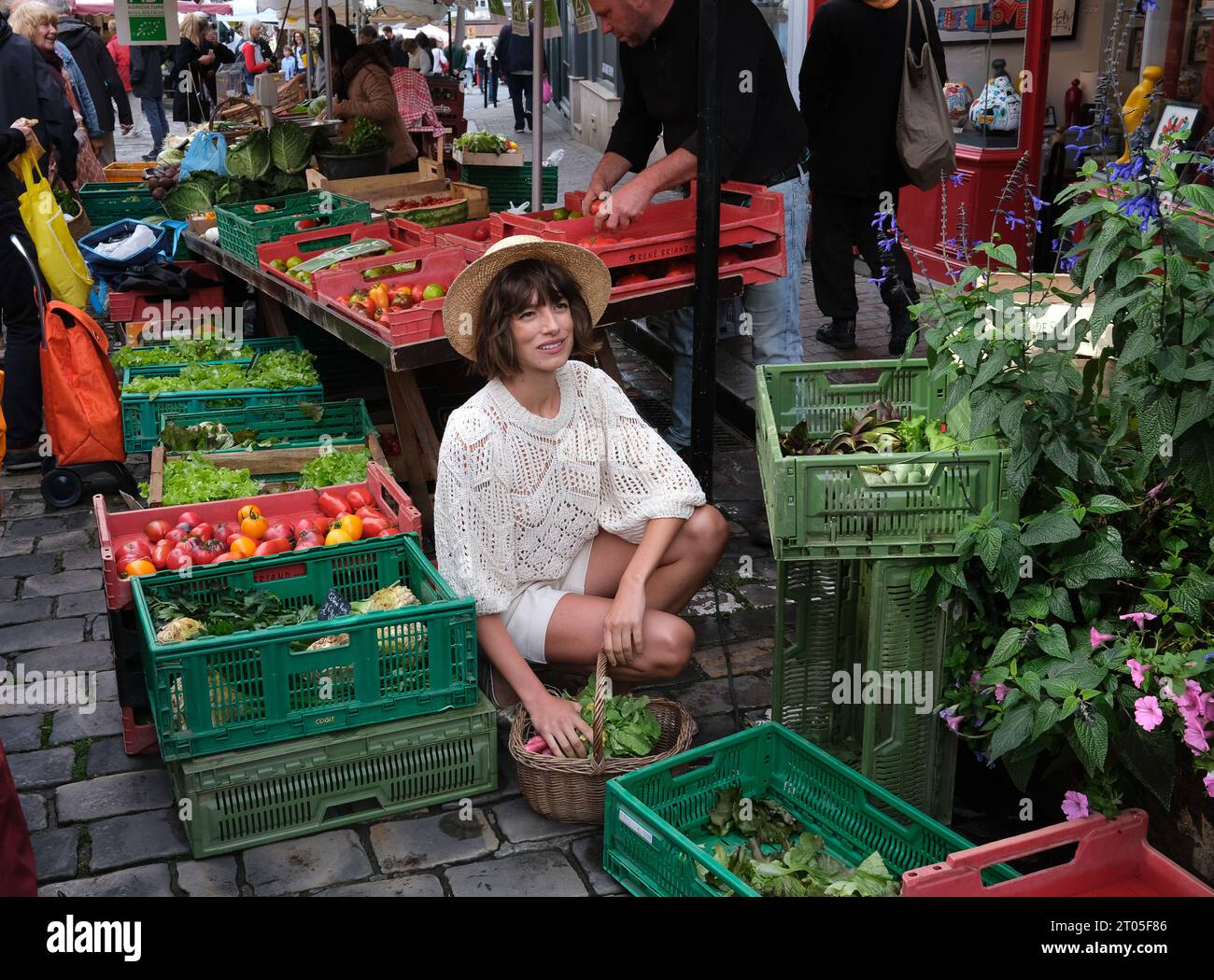 Modello femminile al mercato Honfleur in Francia, Francia, Normandia, 2023 Foto Stock