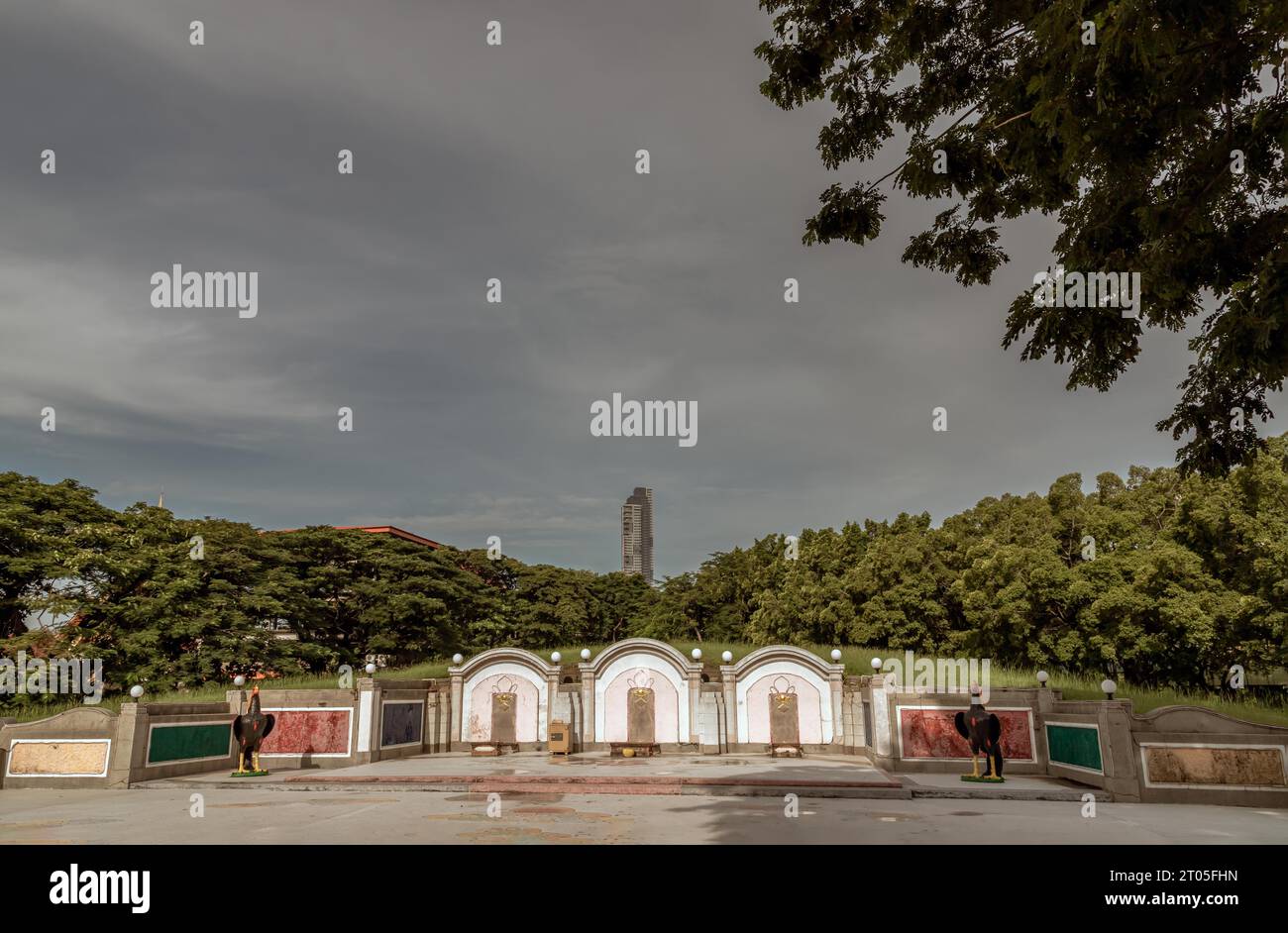 Bangkok, Thailandia - 22 settembre 2023 - tre tombe cinesi tradizionali sono al cimitero cinese e si trovano sullo sfondo di un edificio moderno e del cielo. Una fila Foto Stock
