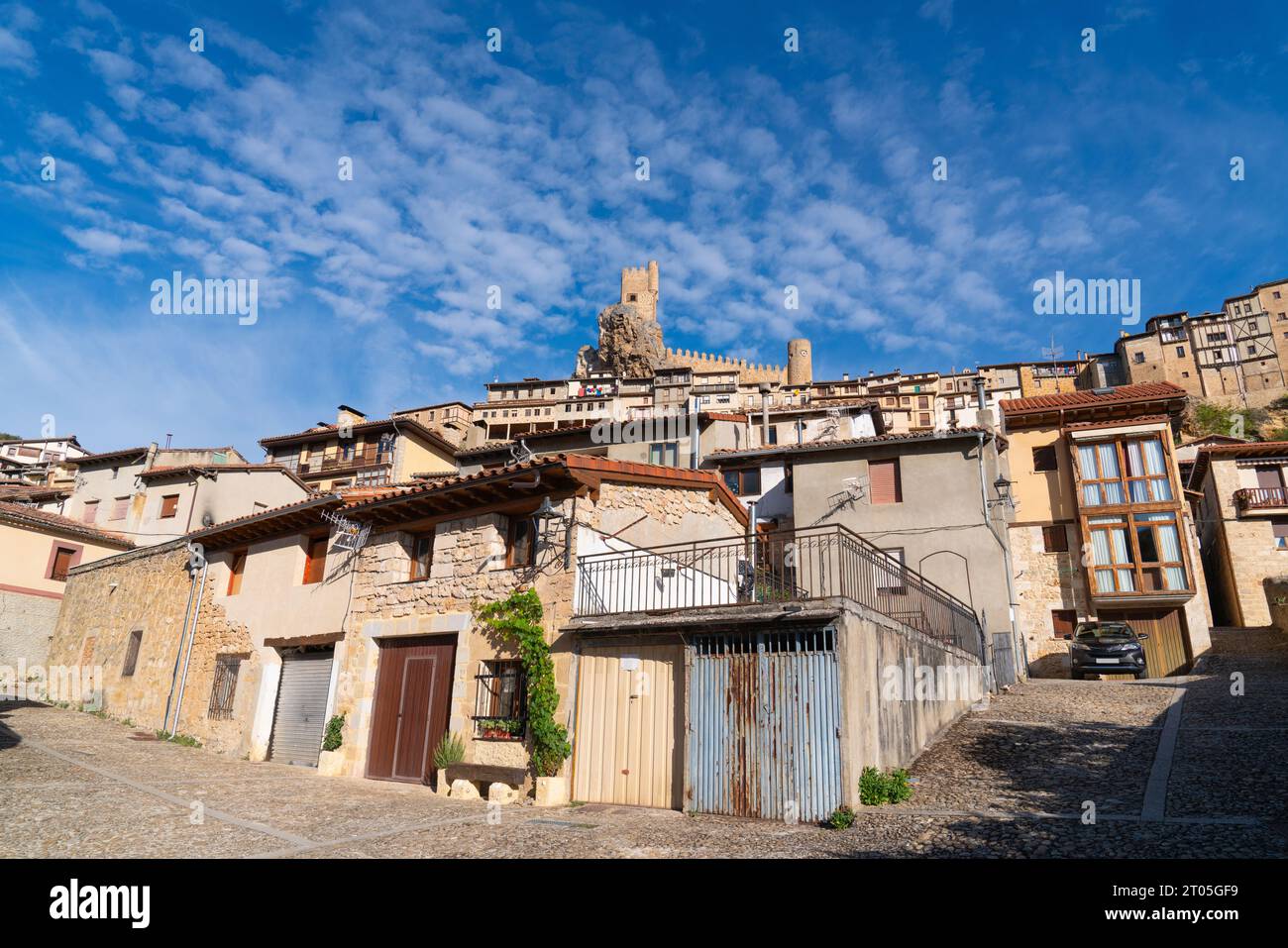 Case spagnole con castello Frias Spagna uno dei più bei villaggi spagnoli con un castello, storico e medievale, Castiglia e León Foto Stock