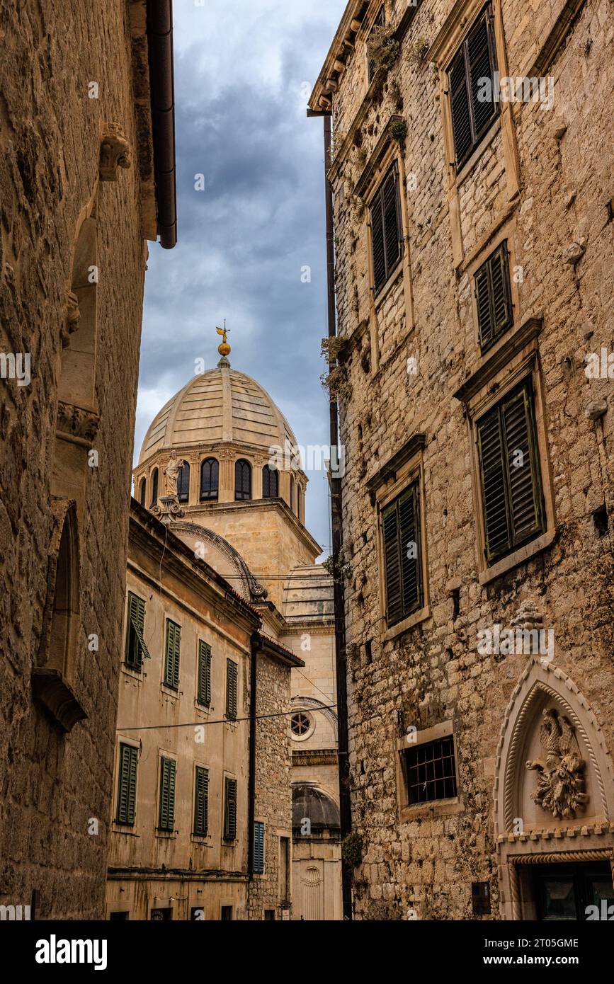 la cupola in pietra della cattedrale di san giacomo a sibenik è incorniciata dalle strette stradine della città vecchia Foto Stock