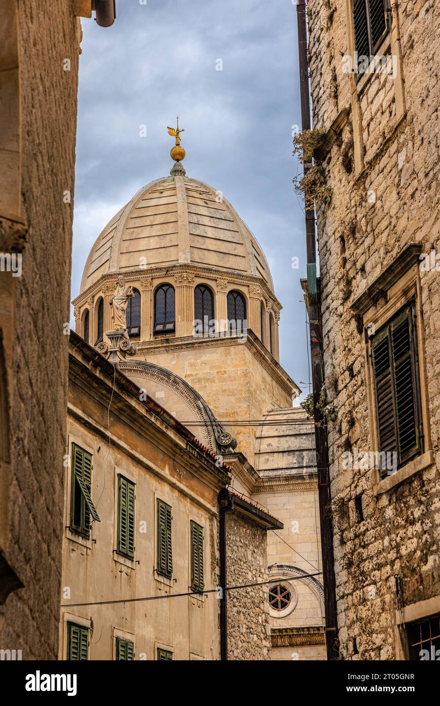 la cupola in pietra della cattedrale di san giacomo a sibenik è incorniciata dalle strette stradine della città vecchia Foto Stock
