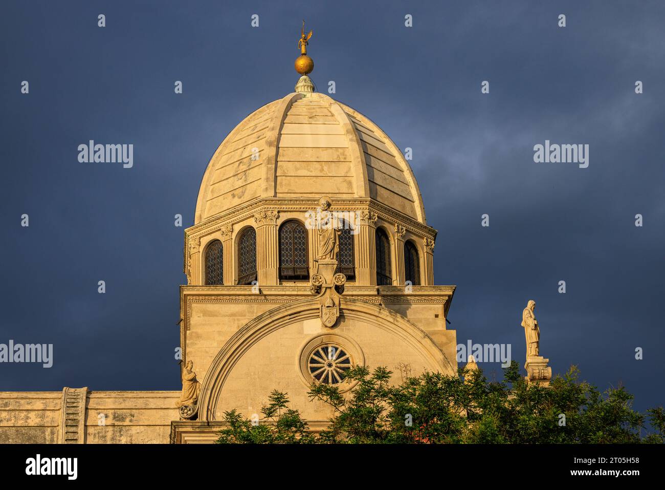 la facciata meridionale della cupola della cattedrale di sibenik coglie il sole della prima sera sulla statua dorata di san michele Foto Stock