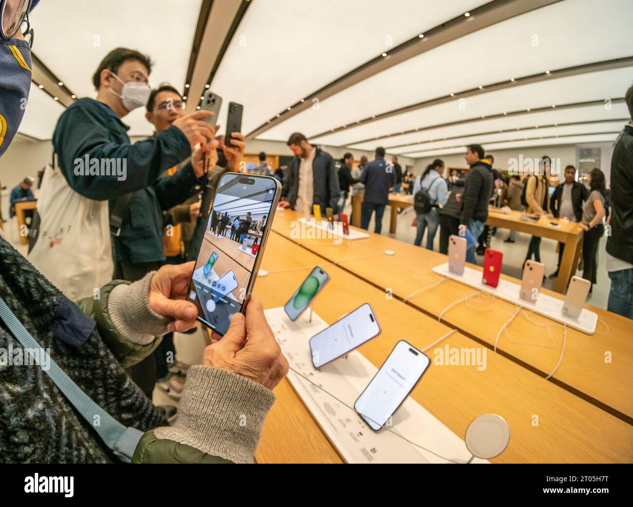 I visitatori dell'Apple Store nel World Trade Center di New York domenica 24 settembre 2023 sfogliano le varie versioni dell'iPhone 15 di recente uscita. (© Richard B. Levine) Foto Stock