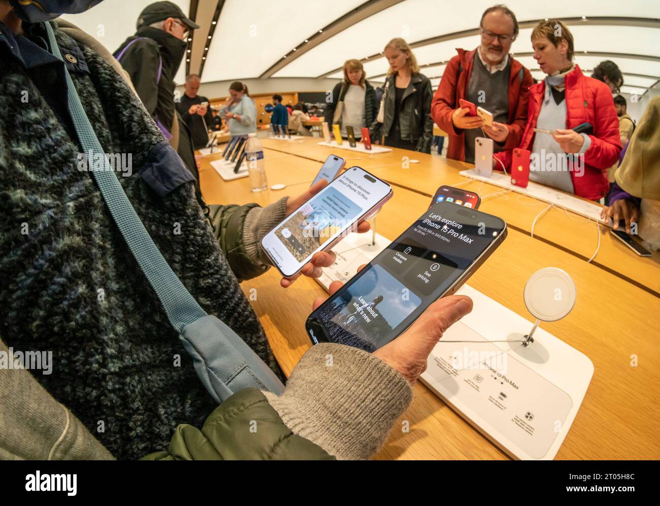 I visitatori dell'Apple Store nel World Trade Center di New York domenica 24 settembre 2023 sfogliano le varie versioni dell'iPhone 15 di recente uscita. (© Richard B. Levine) Foto Stock