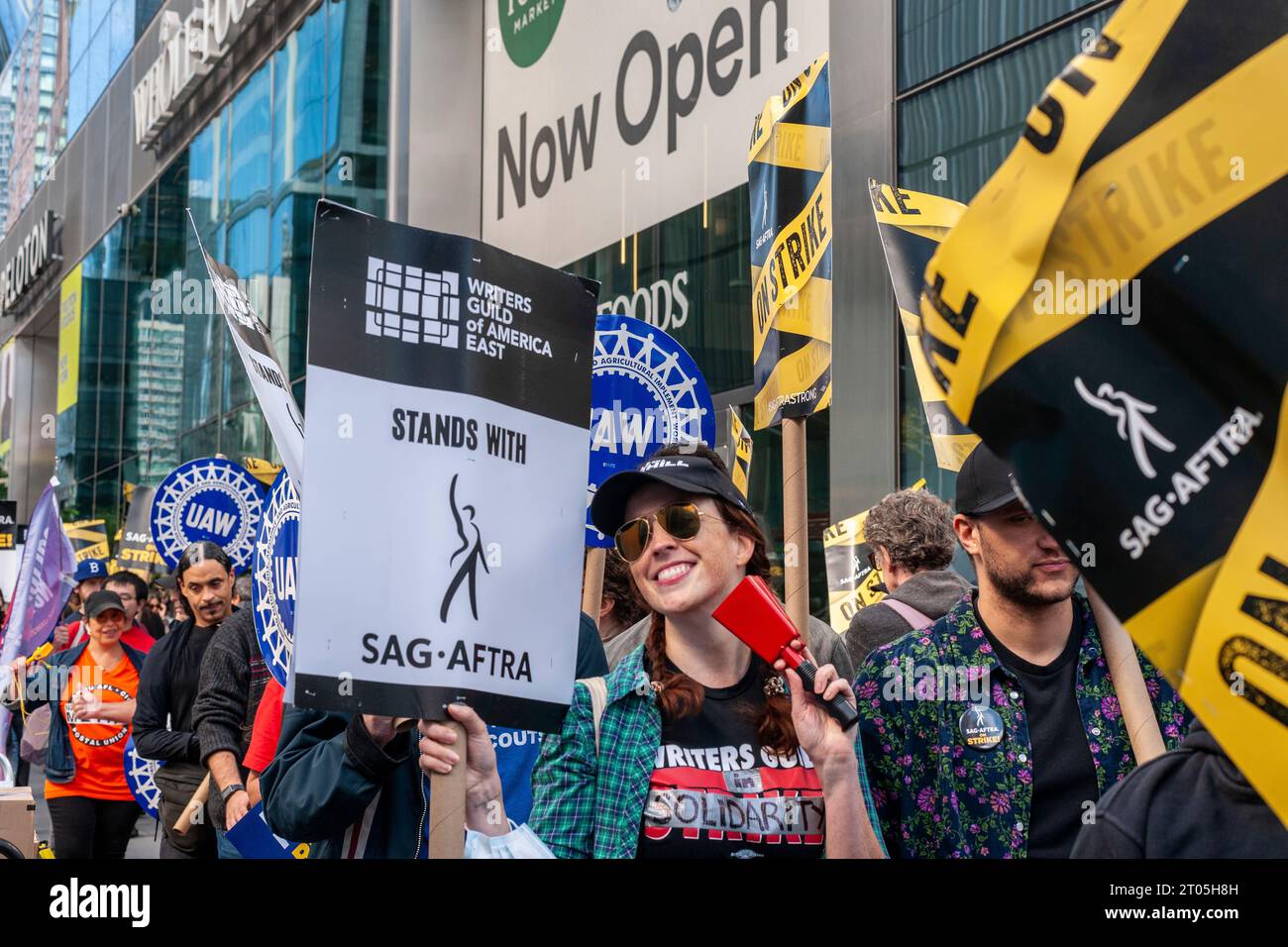 Membri di SAG-AFTRA e altri sostenitori sindacali tra cui il picchetto United Auto Workers (UAW) fuori dagli uffici HBO/Amazon nel quartiere Hudson Yards a New York mercoledì 27 settembre 2023. (© Richard B. Levine) Foto Stock