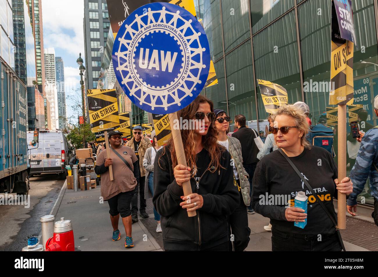 Membri di SAG-AFTRA e altri sostenitori sindacali tra cui il picchetto United Auto Workers (UAW) fuori dagli uffici HBO/Amazon nel quartiere Hudson Yards a New York mercoledì 27 settembre 2023. (© Richard B. Levine) Foto Stock