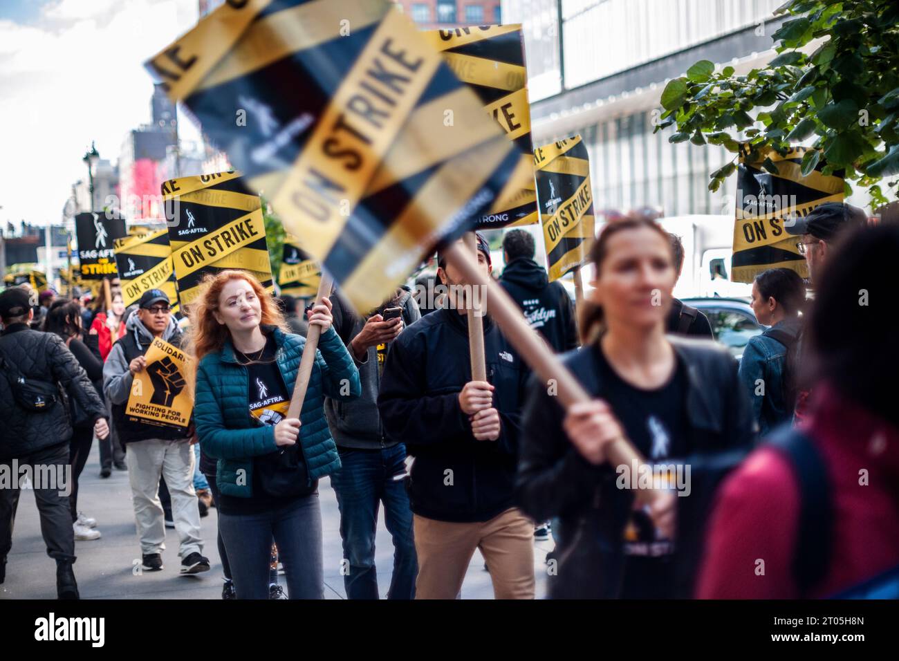 Membri di SAG-AFTRA e altri sostenitori sindacali tra cui il picchetto United Auto Workers (UAW) fuori dagli uffici HBO/Amazon nel quartiere Hudson Yards a New York mercoledì 27 settembre 2023. (© Richard B. Levine) Foto Stock