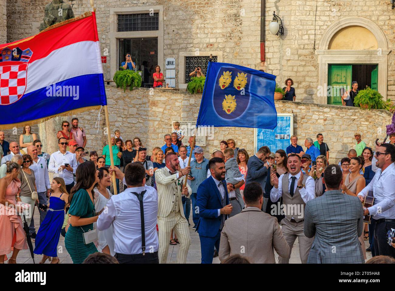la piazza della cattedrale di sibenik celebra una festa di nozze con balli e sventolamenti di bandiere Foto Stock