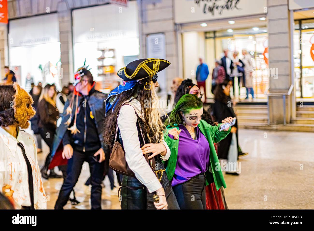 Petits et Grand sont déguisés et défilent pour Halloween. Foto Stock