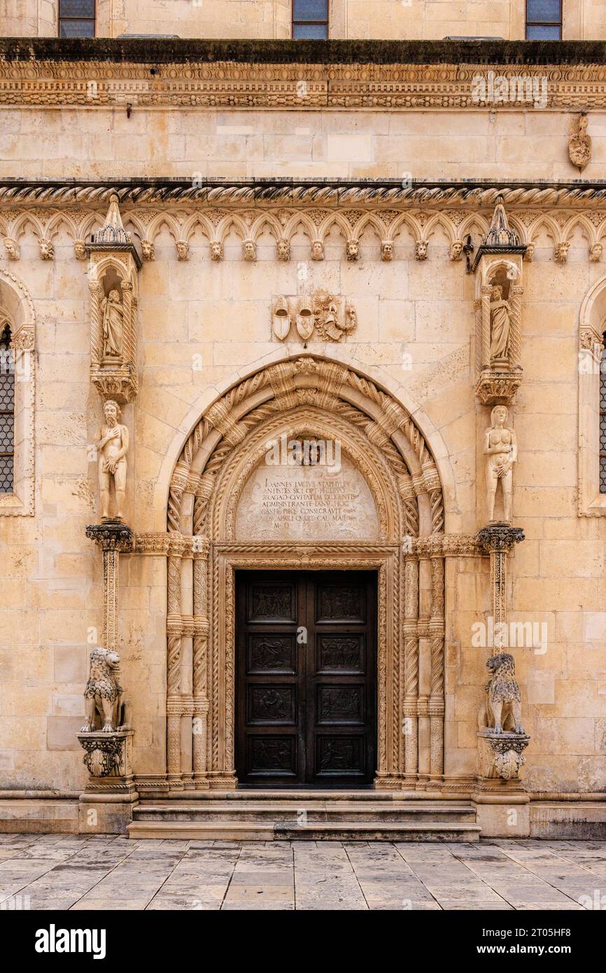 la porta ad arco, riccamente scolpita, del portale dei leoni della cattedrale di sibenico con statue di leoni adamo e vigilia e san pietro e san giacomo Foto Stock