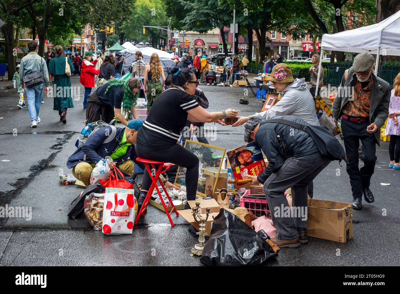 Gli amanti dello shopping cercano occasioni presso il mercatino annuale Penn South Flea Market nel quartiere New York di Chelsea sabato 30 settembre 2023. Il mercato delle pulci appare come Brigadoon, solo una volta all'anno, e i residenti della cooperativa Penn South di 20 edifici hanno uno stravaganza per la pulizia dell'armadio. Gli acquirenti provenienti da tutta la città vengono al mercato delle pulci che attira migliaia di visitatori. (© Richard B. Levine) Foto Stock