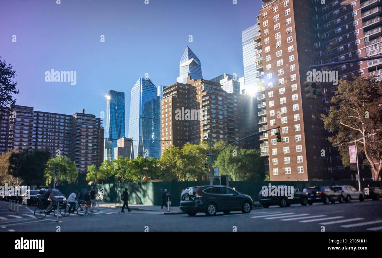 Sito di un edificio commerciale vuoto demolito coperto da un capannone di marciapiede, precedentemente sede di un McDonald's, un supermercato, un centro tennis e alcune piccole imprese, a Chelsea a New York domenica 1 ottobre 2023. L'edificio, di proprietà della cooperativa Mutual ReDevelopment Housing, ha raggiunto la fine della sua vita ed è in procinto di scendere, per essere sostituito da alloggi. (© Richard B. Levine) Foto Stock