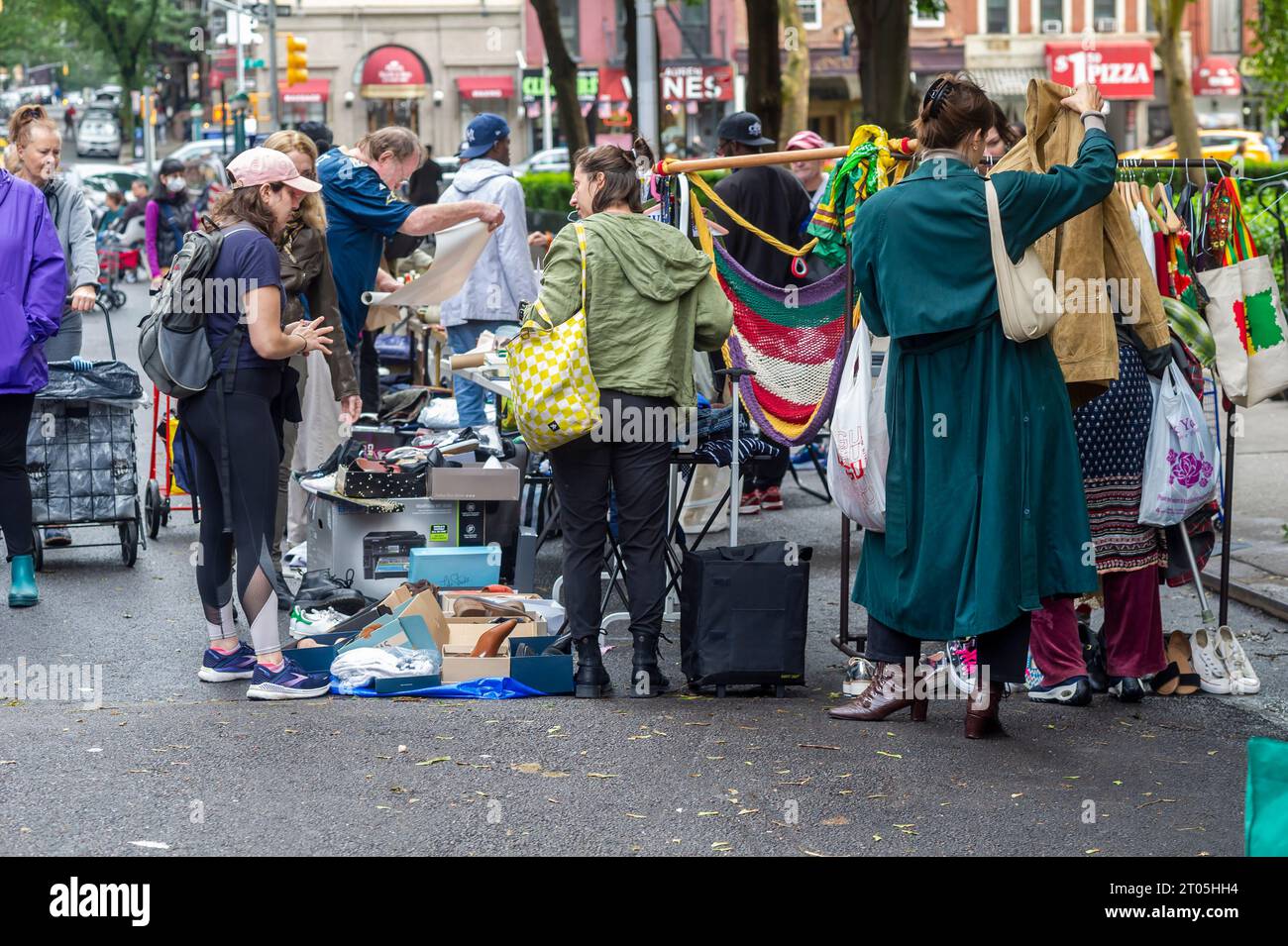 Gli amanti dello shopping cercano occasioni presso il mercatino annuale Penn South Flea Market nel quartiere New York di Chelsea sabato 30 settembre 2023. Il mercato delle pulci appare come Brigadoon, solo una volta all'anno, e i residenti della cooperativa Penn South di 20 edifici hanno uno stravaganza per la pulizia dell'armadio. Gli acquirenti provenienti da tutta la città vengono al mercato delle pulci che attira migliaia di visitatori. (© Richard B. Levine) Foto Stock