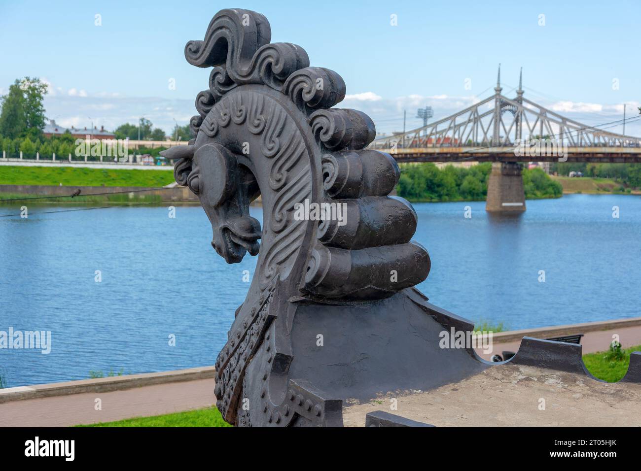 Tver, vista del fiume Volga dalla piattaforma di osservazione vicino al monumento a Afanasy Nikitin Foto Stock