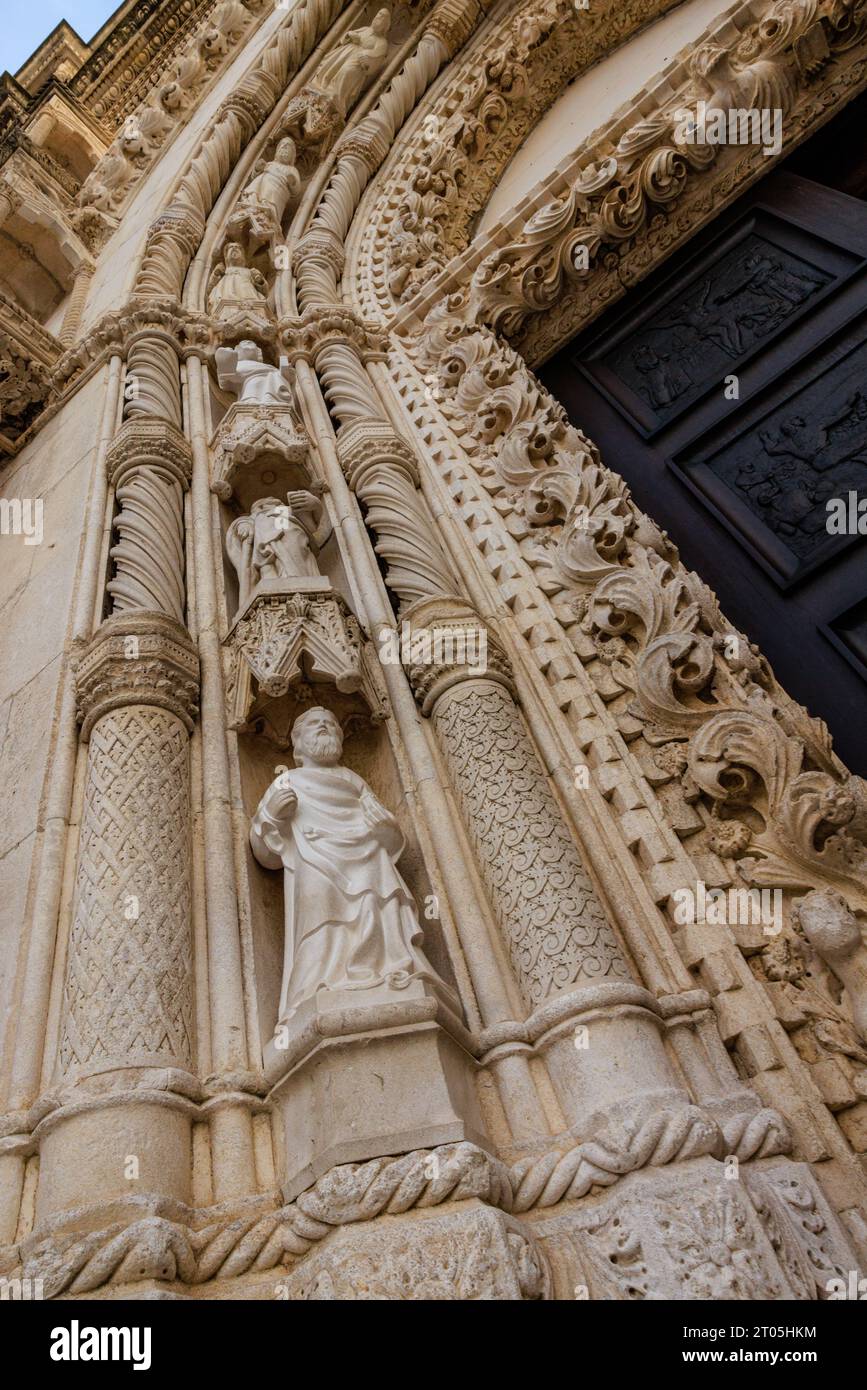 dettaglio della porta riccamente decorata del portale occidentale della cattedrale di sibenico che guarda verso l'alto la fila di statue degli apostoli Foto Stock
