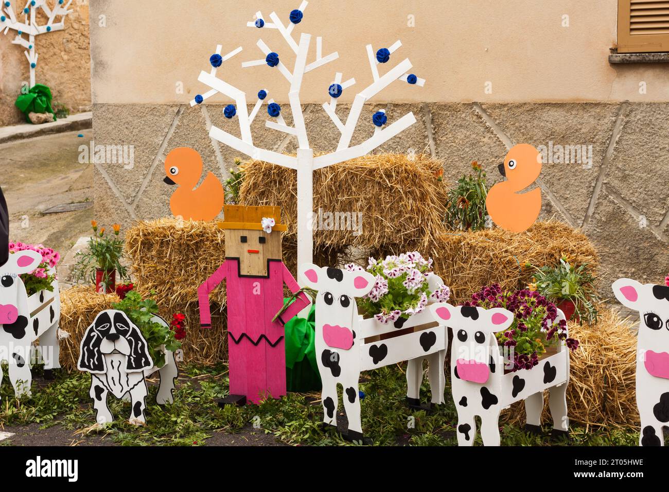 Composizione di un pastore con le sue mucche e il suo cane, decorato con fiori e hays, su 'Costitx en Flor' (Costitx in fiore) Fiore Fiera, Maiorca, SP Foto Stock