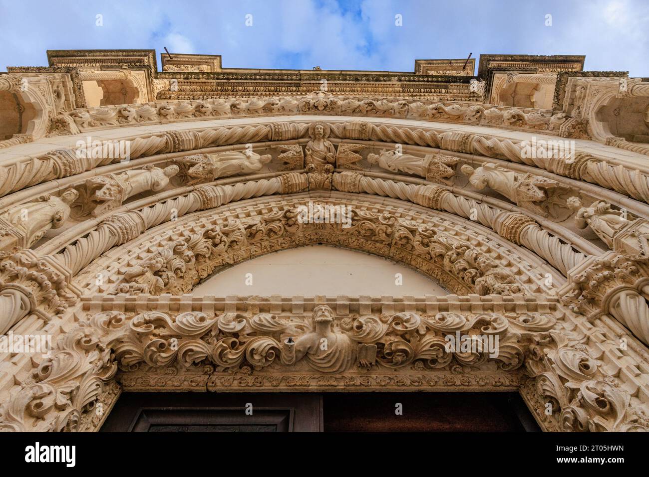 dettaglio della pietra finemente scolpita della porta occidentale della cattedrale di sibenik che guarda le file di statue di apostoli ad arco gotico Foto Stock