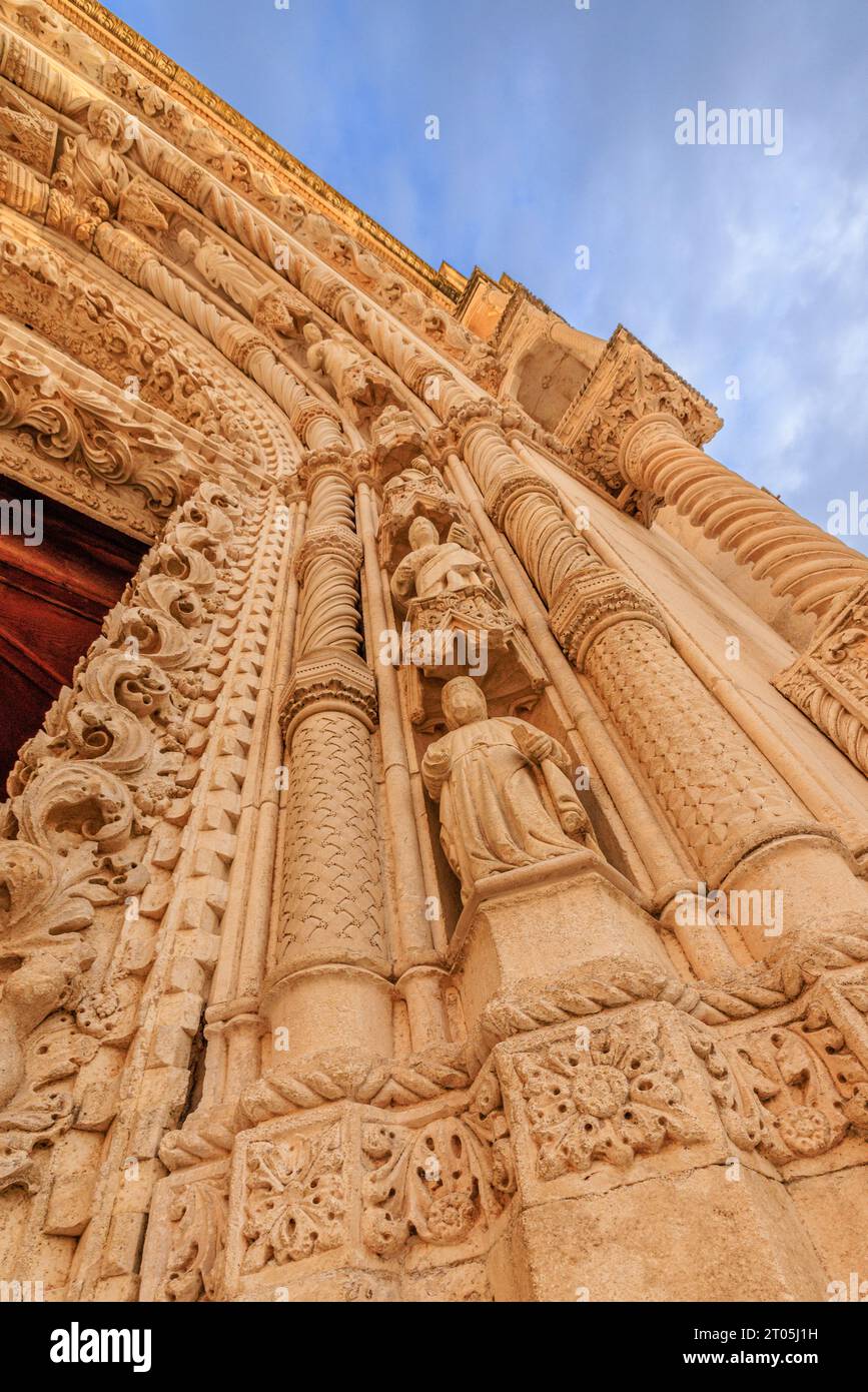 dettaglio della porta riccamente decorata del portale occidentale della cattedrale di sibenico che guarda verso l'alto la fila di statue degli apostoli Foto Stock