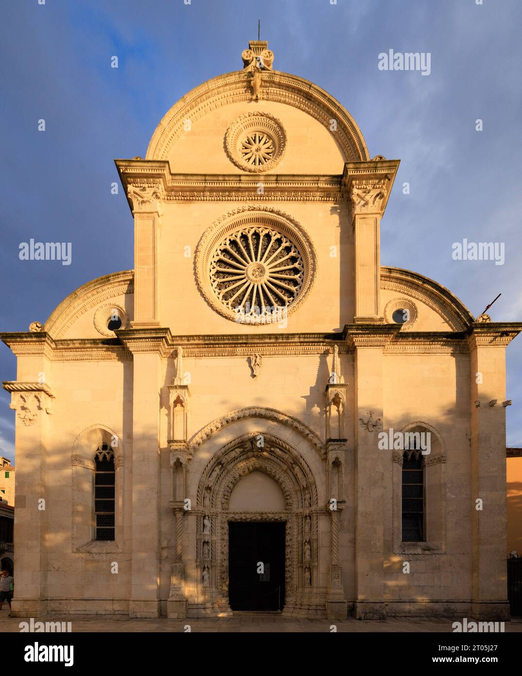 la facciata occidentale della cattedrale di sibenik con due rosoni e un portale finemente intagliato in un arco gotico a punta Foto Stock