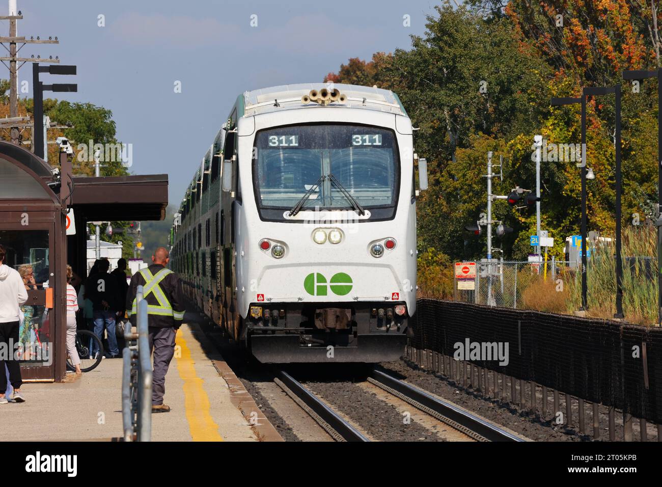 Il treno GO Transit arriva in una stazione Foto Stock